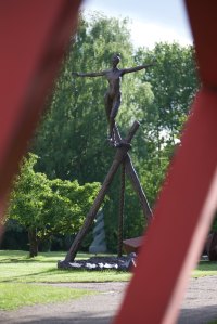 Richard Brixel (Schweden)  „Balance on a tight rope“ 2015, Bronze, 500 x 400 x 280 cm