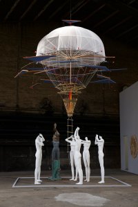 Die Installation „Halfway to Heaven“, H: 750 cm, von Beate Schubert & Stefan Hulbe (Deutschland/Spanien)