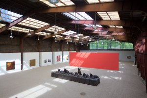 Blick in eine Ausstellungshalle der Nordart 2015, im Vordergrund die Skulptur 