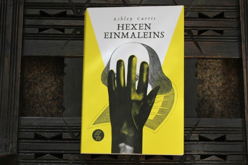 Ashley Curtis Hexeneinmaleins Kommode Verlag